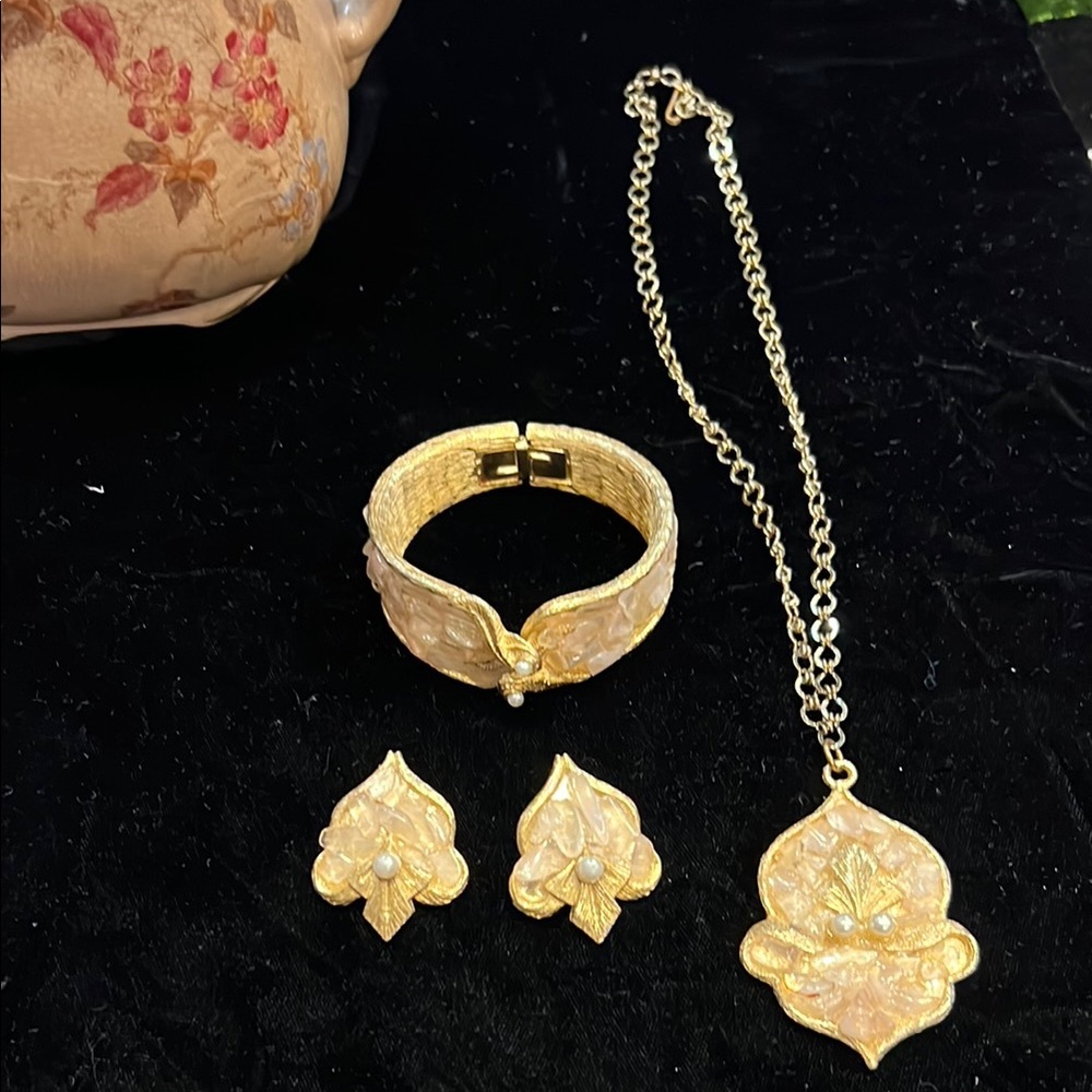 VTG Gold and Pearl Jewelry Set